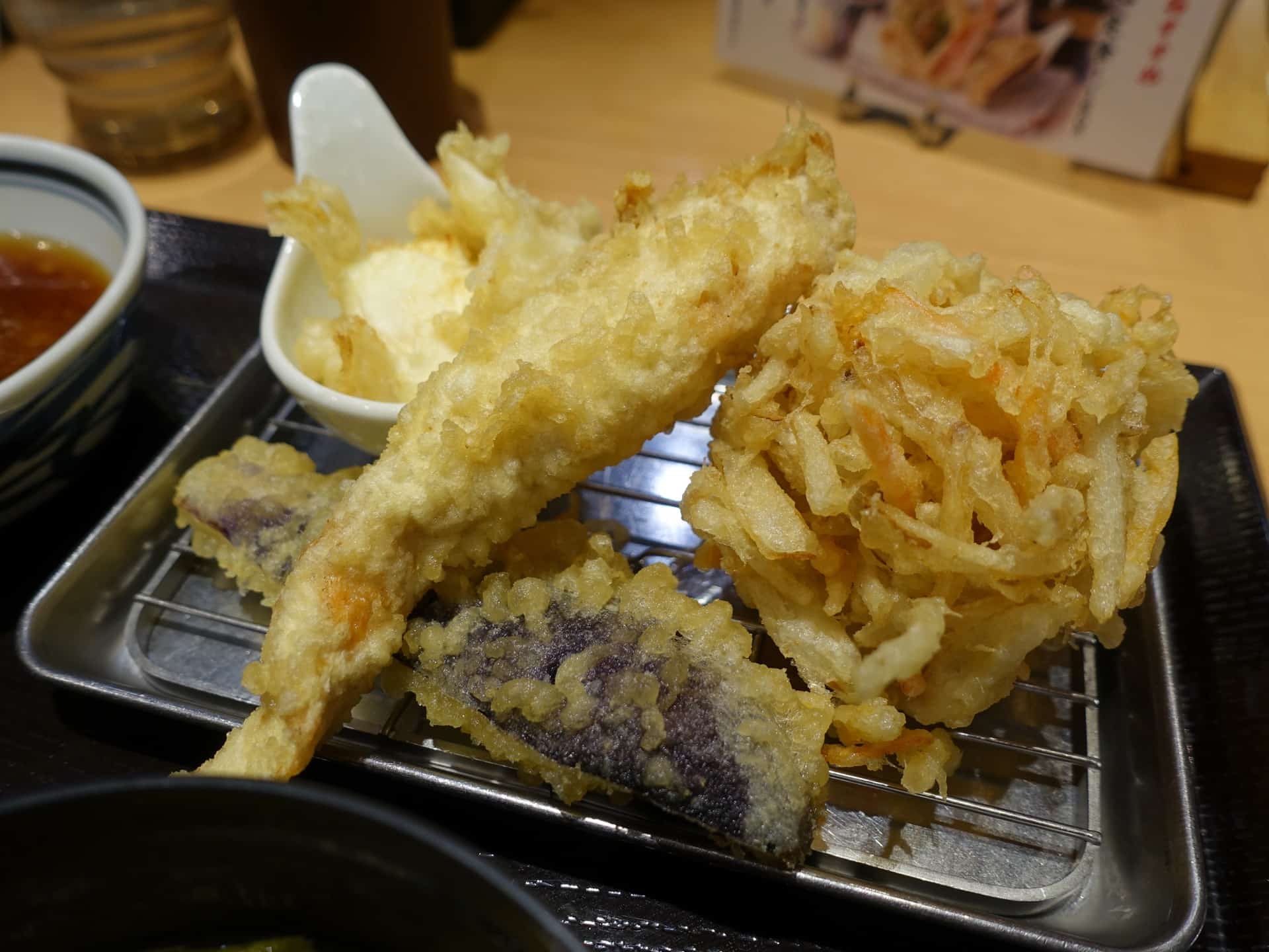 天ぷら定食まきの センタープラザ店 − サクサク揚げたて天ぷらのコスパ抜群ランチ。神戸・三宮で行列必至！