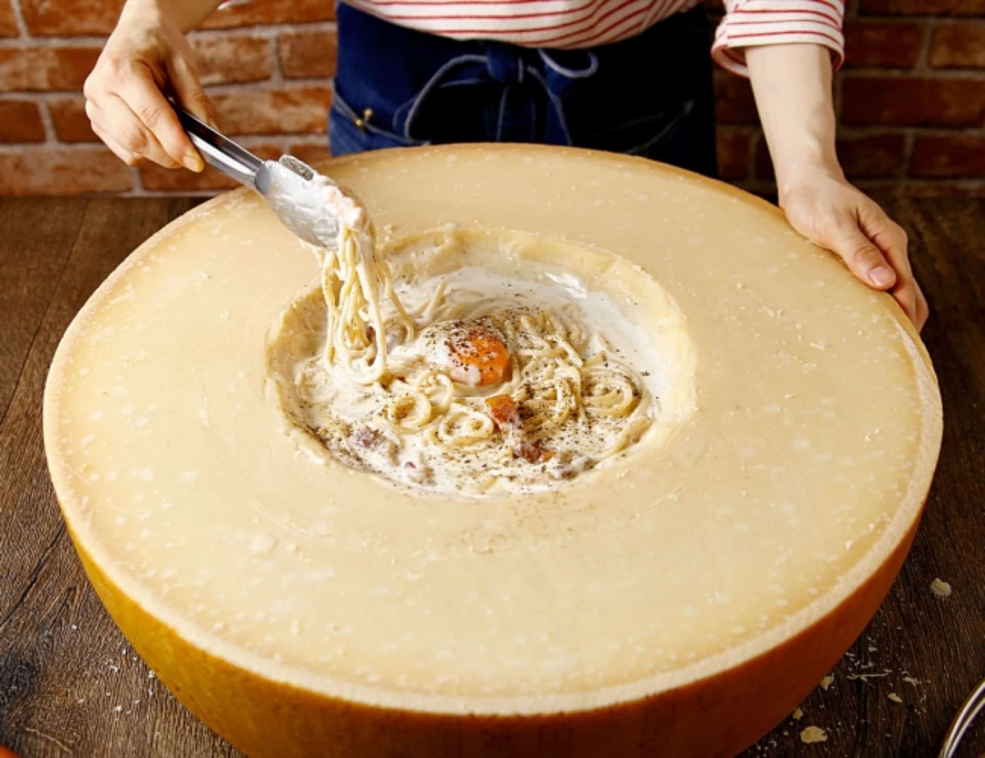 大きなチーズの器にカルボナーラを絡めて…♡「YURT神戸店」で”まるごとグラナチーズのカルボナーラ”が登場